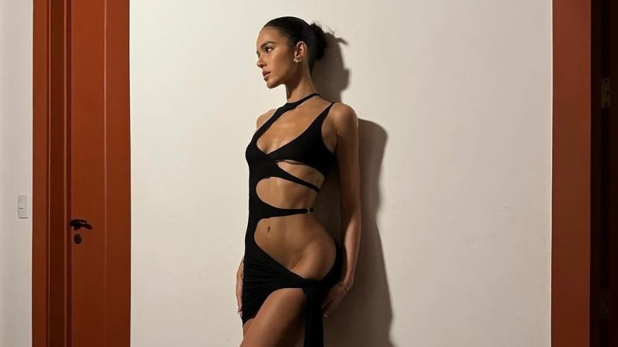 Bruna Marquezine deixou a virilha à mostra em look ousado