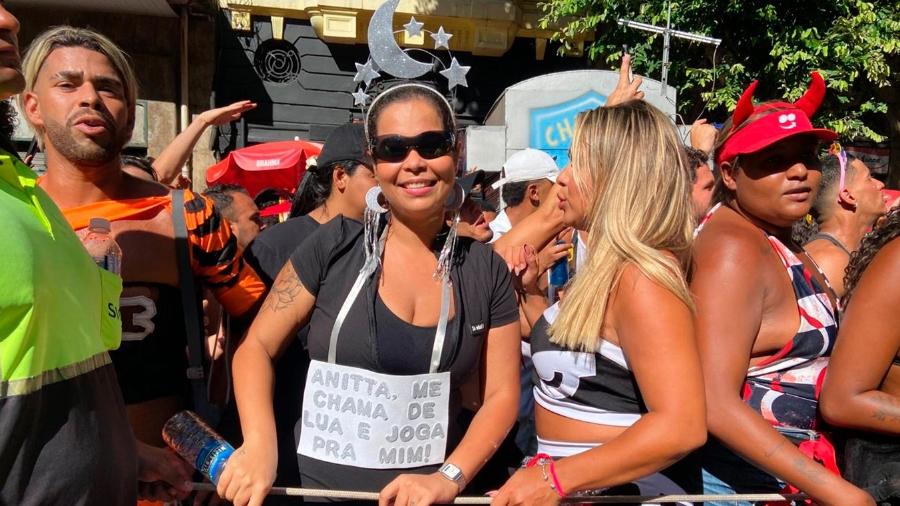 Carnaval 2024: Fã tenta chamar atenção de Anitta na multidão