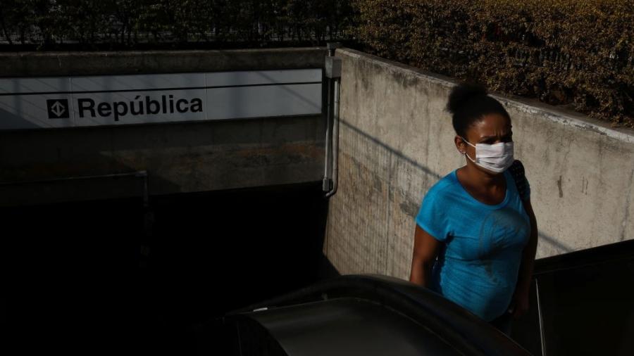 Mulher usa máscara em saída do metrô de São Paulo