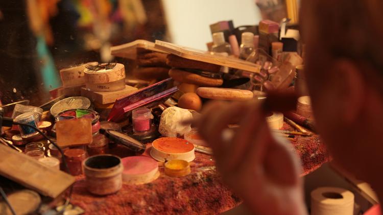 Mesa de maquiagem com espelho da TchaKa Drag Queen