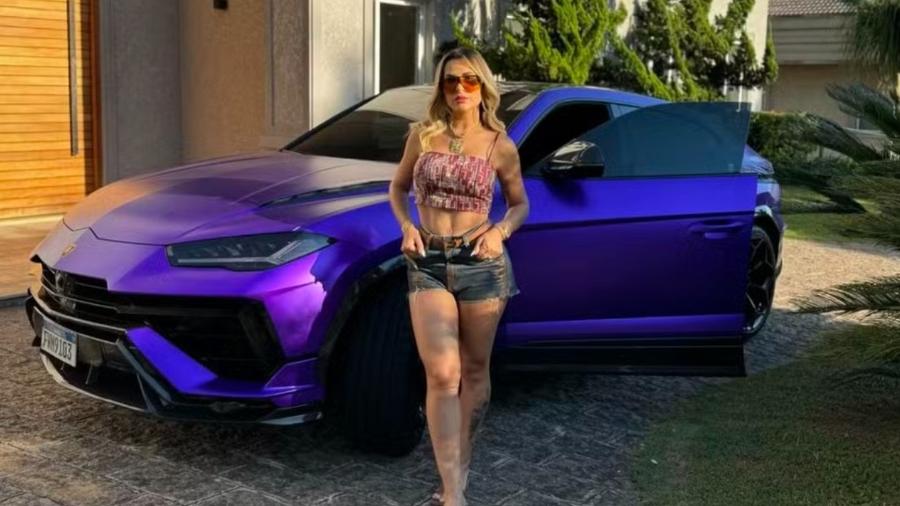 Deolane Bezerra com Lamborghini Urus - Reprodução