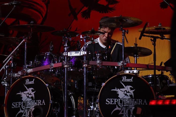  Greyson Nekrutman, baterista da banda Sepultura, durante show de despedida em São Paulo, na sexta (6)