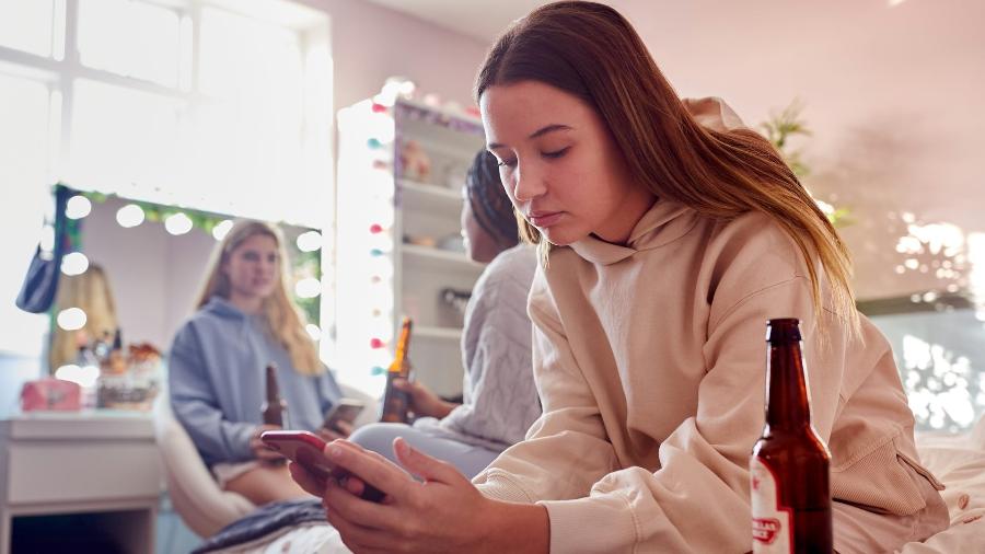 A pressão exercida por colegas e enraizada na mídia é no sentido de dizer que as meninas devem apreciar meninos com atitudes e perfil agressivos, o que faz com que muitas delas acabem gostando - ou acreditando que gostam - desse tipo de companheiro. Neste processo tóxico, o comportamento violento passa a ser normalizado e aceito, e faz, até mesmo, que as meninas o confundam com amor, levando-as a relacionamentos abusivos - Shutterstock