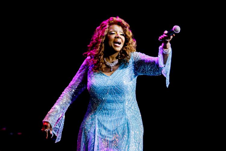 Gloria Gaynor ouve plateia de São Paulo cantar 'I Will Survive'