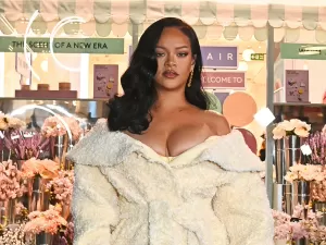 Rihanna exibe vídeo raro de momento com filho: 'Mãe de menino'