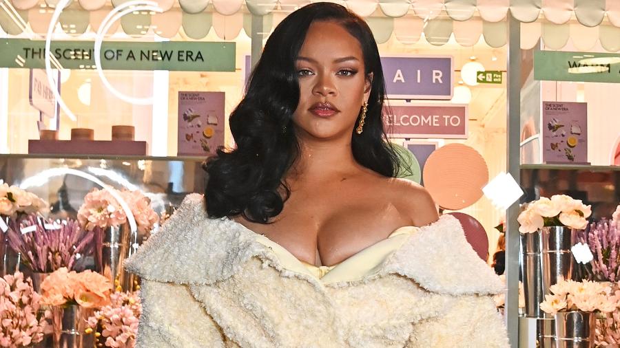 Rihanna posa com lingerie de sua marca