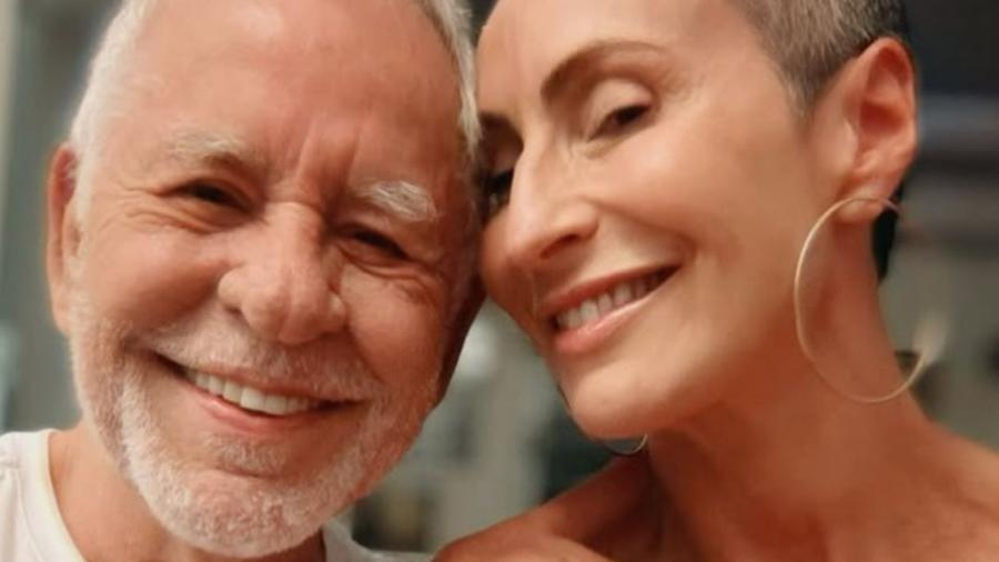 Nelson Motta, aos 81 anos, celebra 3 anos de namoro com jornalista 30 anos mais jovem: 'Amo histórias de amor'