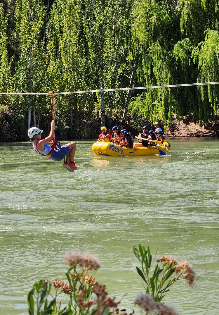 Aí me aventurei na tirolesa, mas depois nosso grupo também partiu para o rafting Aí me aventurei na tirolesa, mas depois nosso grupo também partiu para o rafting