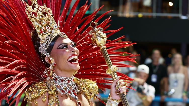 Juliana Paes desfila pela Unidos do Viradouro