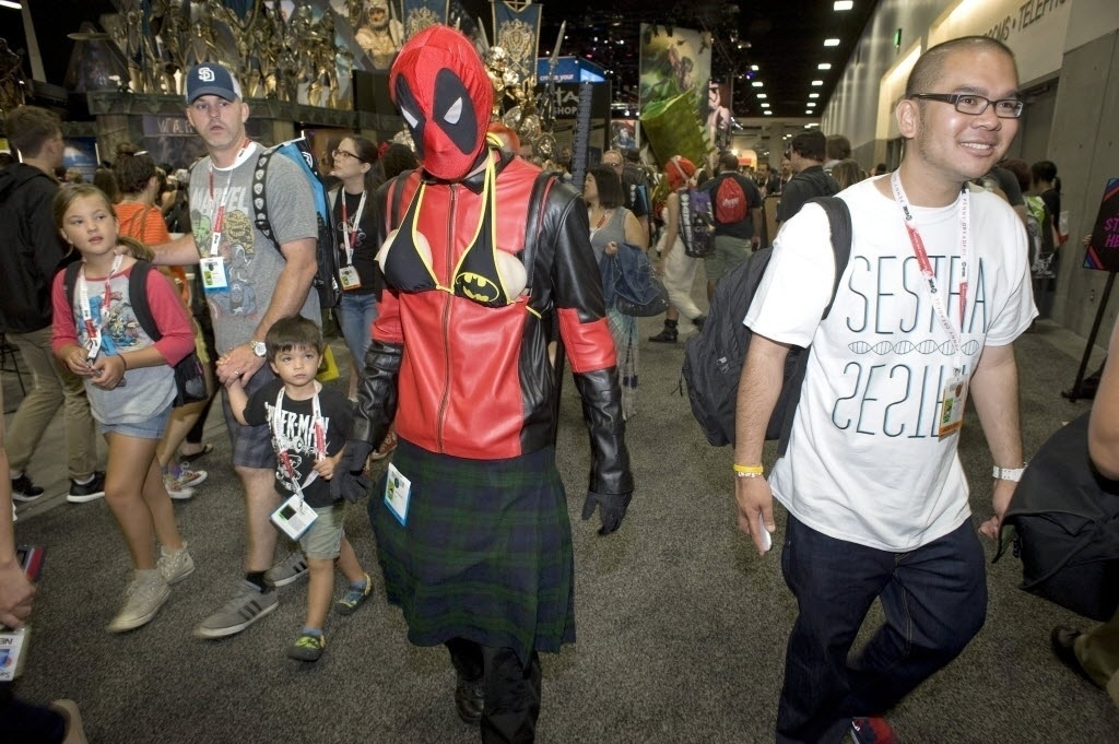 Esse Deadpool não passou despercebido no meio da multidão usando usando um kilt, seios de silicone e um biquíni do Batman na Comic-Con 2015, em San Diego, nos Estados Unidos - David Maung/EFE/EPA