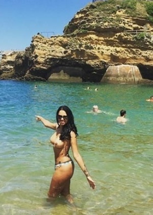 Ariadna faz topless em praia da França: "Aqui a marquinha de biquíni é cafona"