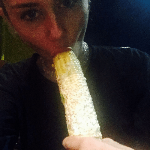 23.jul.2015 - MIley Cyrus posta foto comendo milho e simula um sexo oral com a espiga, na madrugada desta quinta-feira