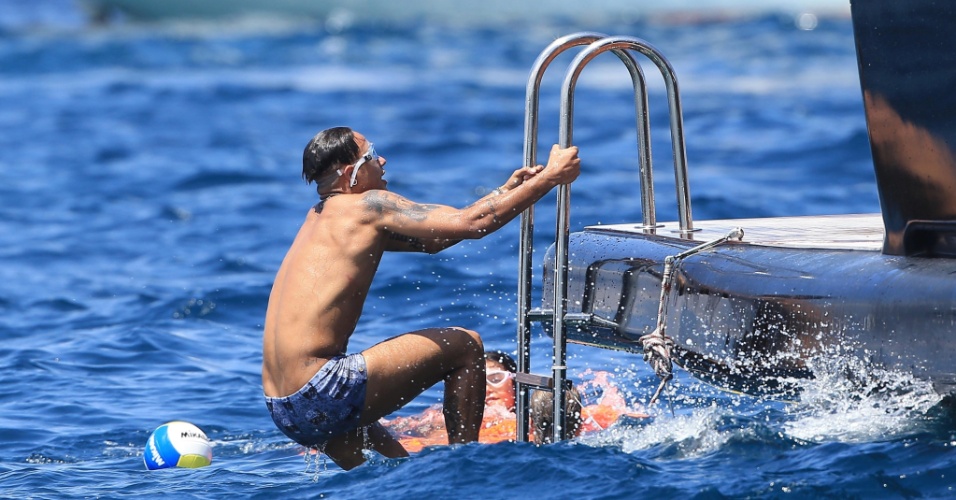 28.jul.2015 - De férias em Ibiza, na Espanha, Neymar sobe em iate após dar mergulho no mar