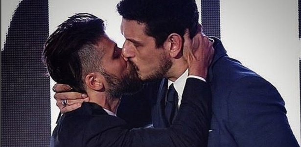 Bruno Gagliasso e João Vicente de Castro se beijam durante premiação da revista "GQ" - Reprodução /Instagram /brunogagliasso