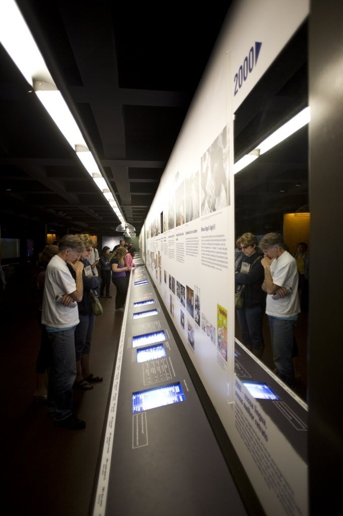 22.jan.2009 - Visitantes olham a instalação da linha do tempo, no segundo andar do Museu - Jefferson Coppola/Folha Imagem