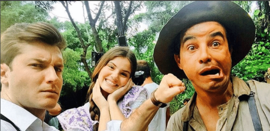 30.dez.2015 - Na contagem regressiva para a estreia de "Êta Mundo Bom!", Klebber Toledo mostrou que não aguenta a ansiedade e publicou uma fotos dos bastidores da trama nesta quarta-feira (30). Na imagem, o ator parece caracterizado de Romeu, ao lado de Camila Queiroz e Anderson Di Rizzi - Reprodução/Instagram