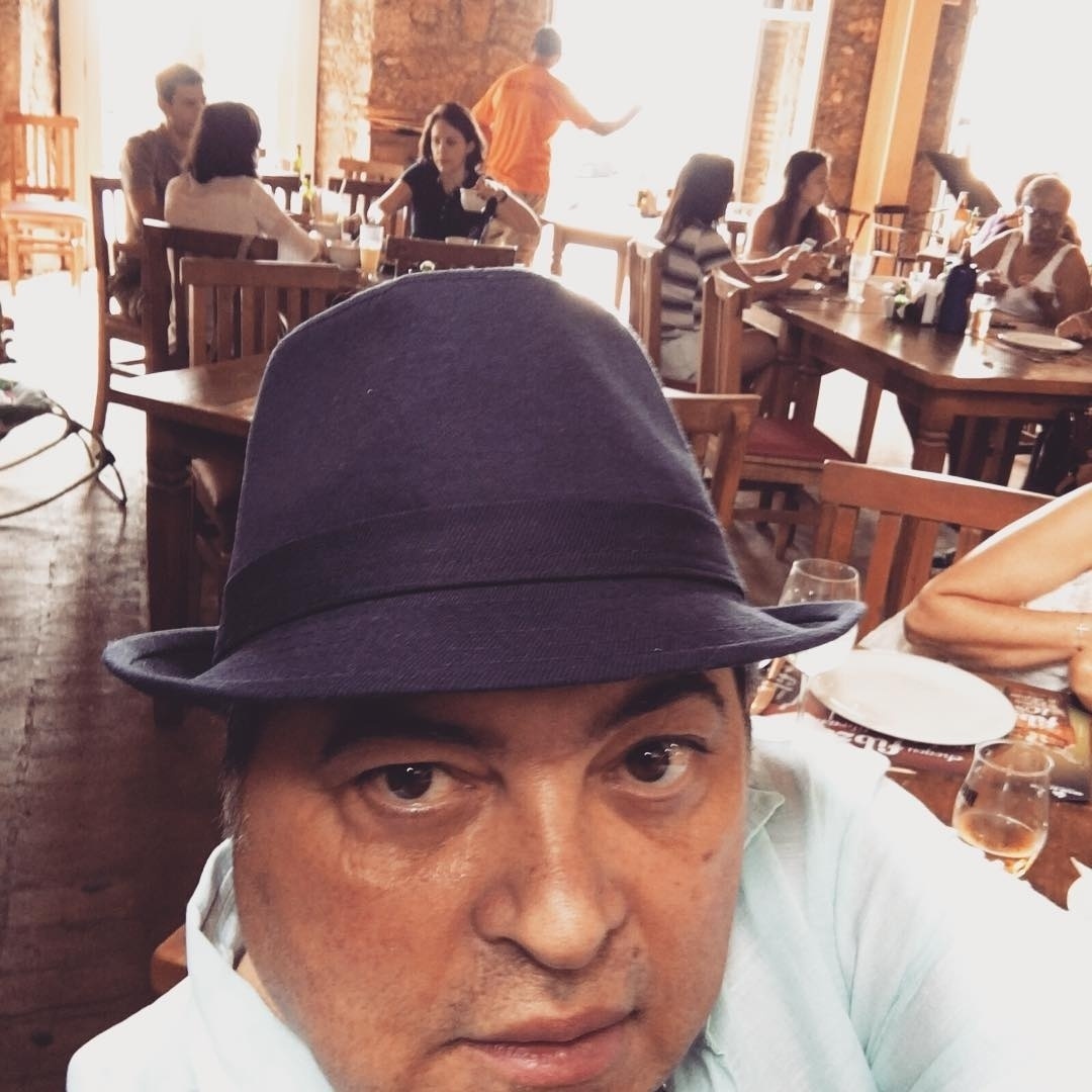 4.jan.2016 - José Luiz Datena deveria voltar ao trabalho nesta segunda-feira, porém perdeu o voo de Florianópolis (SC), onde passou as férias, para São Paulo. Por causa do imprevisto, o apresentador retornará ao "Brasil Urgente" apenas na terça. O jornalista será substituído por seu filho, Joel Datena. "Xi, perdi o avião!!! Então vamos aproveitar Floripa, não é mesmo? Amanhã estou de volta com o Brasil Urgente! Me ajuda aí", escreveu Datena no Instagram - Reprodução/Instagram/datenareal