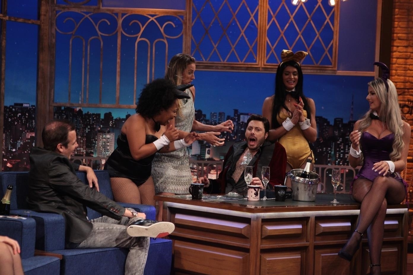 16.mar.2016 - Luana Piovani depila Danilo Gentili no "The Noite" - Leonardo Nones/SBT