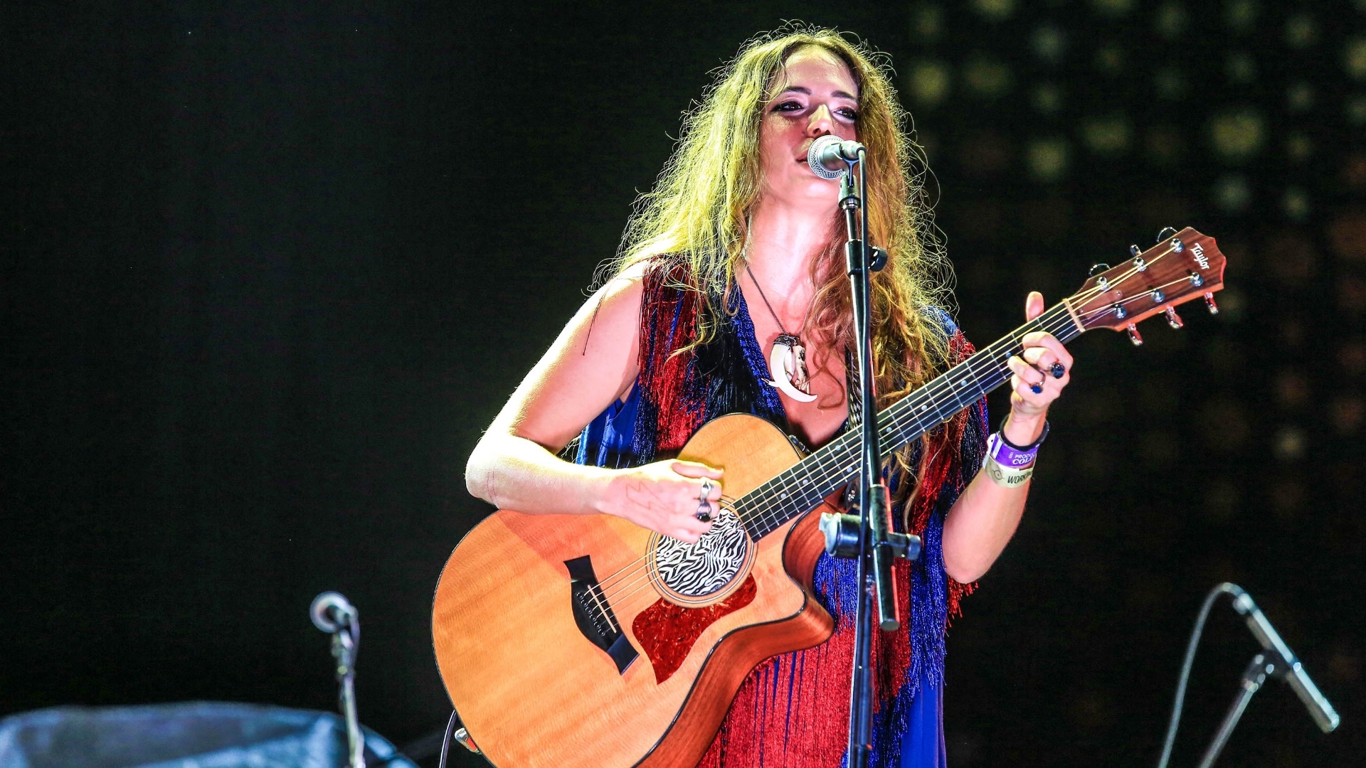 10.abr.2016 - A paulistana Tiê abre o show da banda Coldplay no Maracanã, no Rio de Janeiro - Marco Antonio Teixeira/ UOL