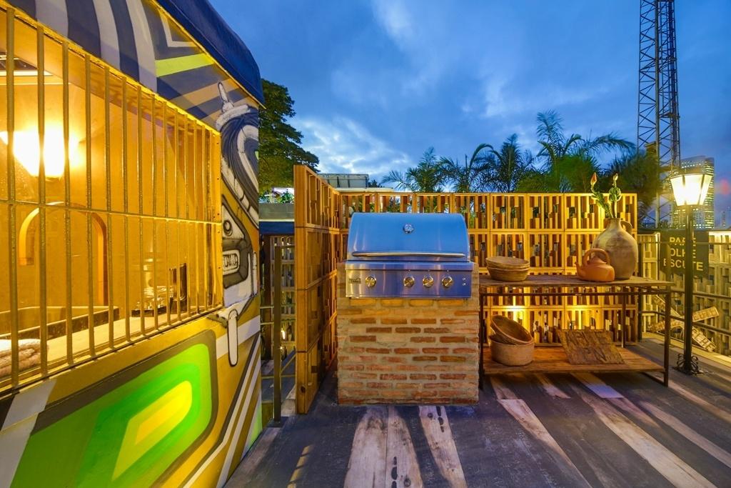 Na área do deck há espaço para festas ao ar livre e reuniões para curtir um belo churrasco. O cantinho gourmet foi equipado com churrasqueira inox da Home and Grill - Divulgação