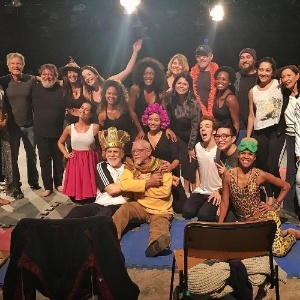 A atriz Erika Januza publica foto com a equipe de "Sol Nascente" reunida no Projac - Reprodução/Instagram/erikajanuza - Reprodução/Instagram/erikajanuza