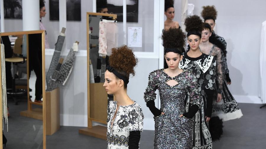 Chanel mostrou a coleção Inverno de alta-costura nesta terça-feira (5) - Getty Images