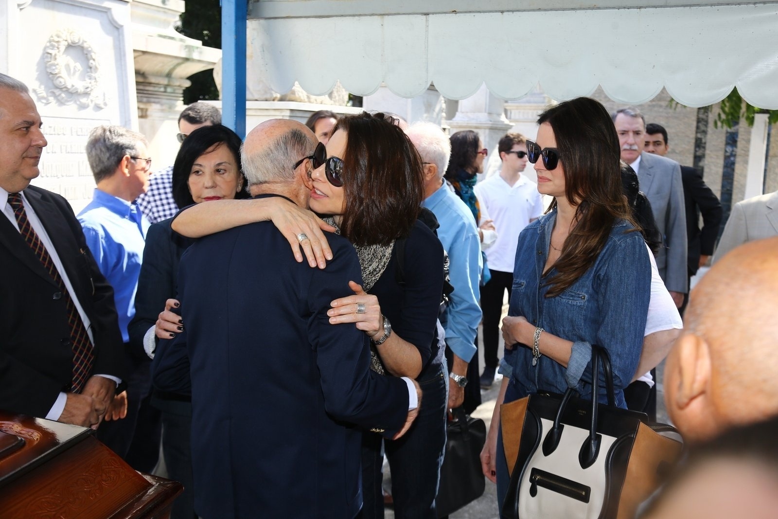 8.jul.2016 - Ao lado de Lisandra Souto, Silvia Pfeiffer cumprimenta Alfredo, pai de Guilherme Karan,durante o velório do ator no Cemitério São João Batista, no Rio de Janeiro - Wallace Barbosa/AgNews