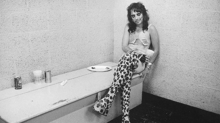 Alice Cooper posa para foto no backstage de show em 1972 - Jim Marshall - Jim Marshall