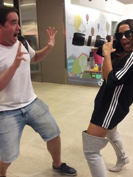Anitta se diverte com paparazzo - Reprodução/Instagram - Reprodução/Instagram
