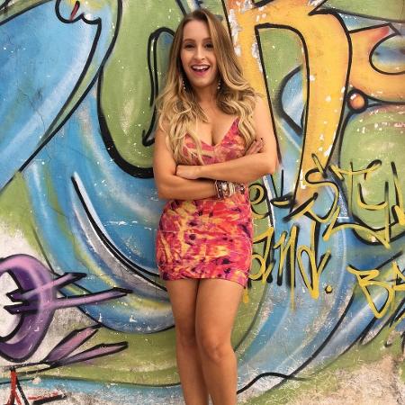Carla Diaz caracterizada como Carine para "A Força do Querer" - Reprodução/Instagram