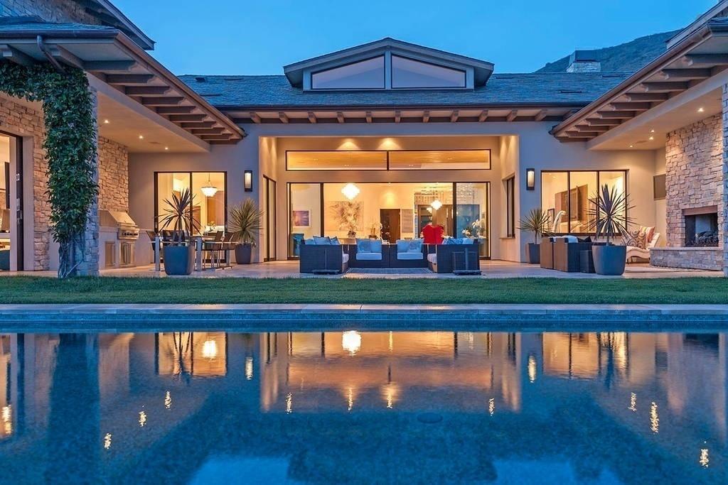 Britney Spears escolheu esta super luxuosa Villa em Malibu como destino no último final de semana de Valentine?s Day, o Dia dos Namorados americano. Com uma bela vista do Pacífico e uma piscina de borda infinita, não faltou lugar para se divertir em família. https://www.airbnb.com.br/rooms/6693879 - Divulgação/Airbnb
