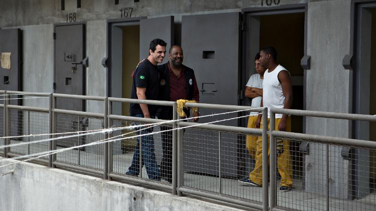 Rodrigo Lombardi e Ailton Graça nos bastidores da série "Carcereiros" - Divulgação - Divulgação