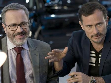 O personagem João Pedro Rangel (esq.) representa o ex-diretor da Petrobras Paulo Roberto Costa - PEDRO SAAD / NETFLIX ? DIVULGAÇÃO