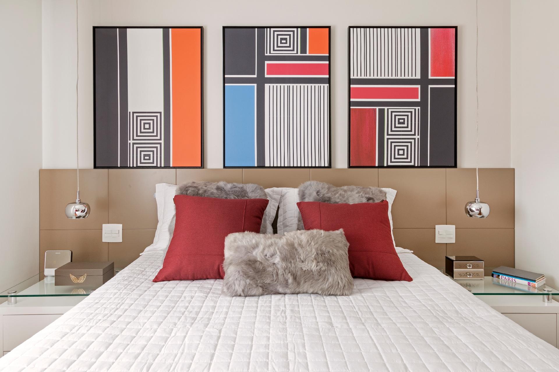 A ideia da designer de interiores Adriana Fontana era transmitir tranquilidade utilizando fundos neutros e pequenos toques de cor - Júlia Ribeiro/ Divulgação