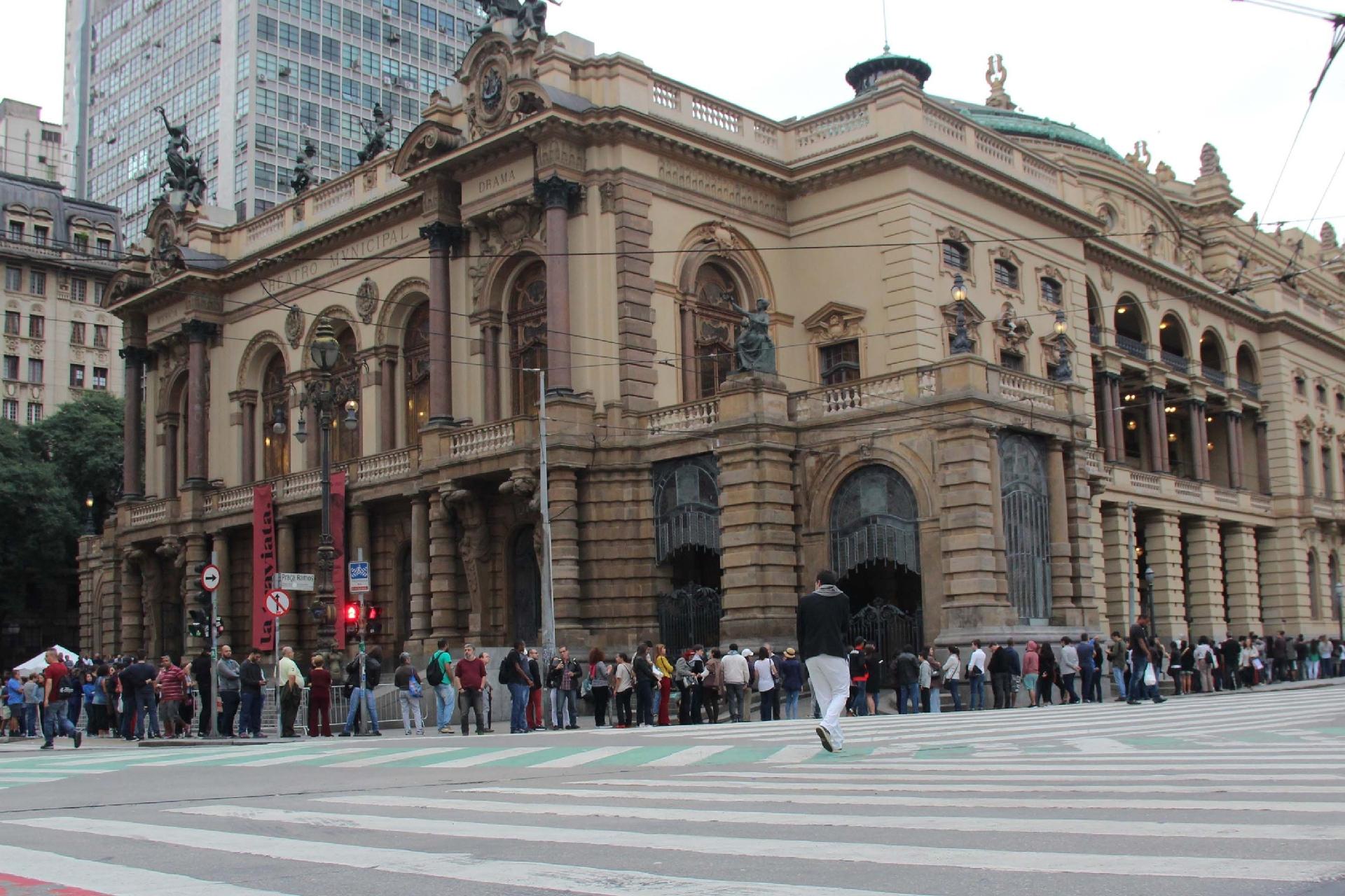 Público chega ao Teatro Municipal de São Paulo neste sábado (19) para assistir a Ópera La Traviata, que abre a programação da Virada Cultural - Henrique Barreto/Futura Press