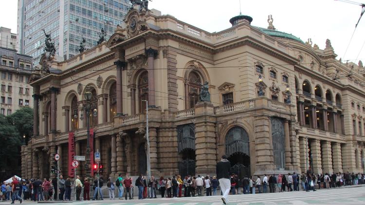 Público chega ao Teatro Municipal de São Paulo neste sábado (19) para assistir a Ópera La Traviata, que abre a programação da Virada Cultural - Henrique Barreto/Futura Press - Henrique Barreto/Futura Press