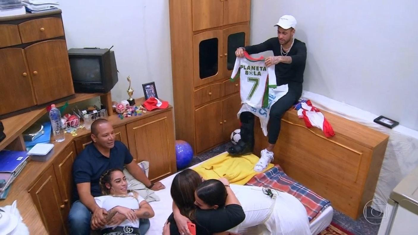 Bruna Marquezine abraça a sogra, Nadine Gonçalves, no quadro "Visitando o Passado", do "Caldeirão do Huck", com Neymar - Reprodução/TV Globo
