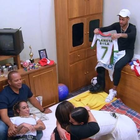 Bruna Marquezine abraça a sogra, Nadine Gonçalves, no quadro "Visitando o Passado", do "Caldeirão do Huck", com Neymar - Reprodução/TV Globo - Reprodução/TV Globo