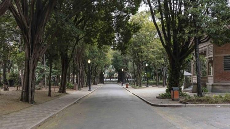 Interior do Parque da Luz está sem público e as prostitutas que fazem ponto no local - Gui Christ