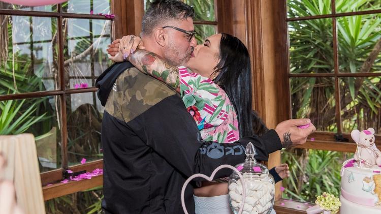 Fabi Frota beija Alexandre Frota após descobrir que espera uma menina - Caio Duran/Divulgação - Caio Duran/Divulgação