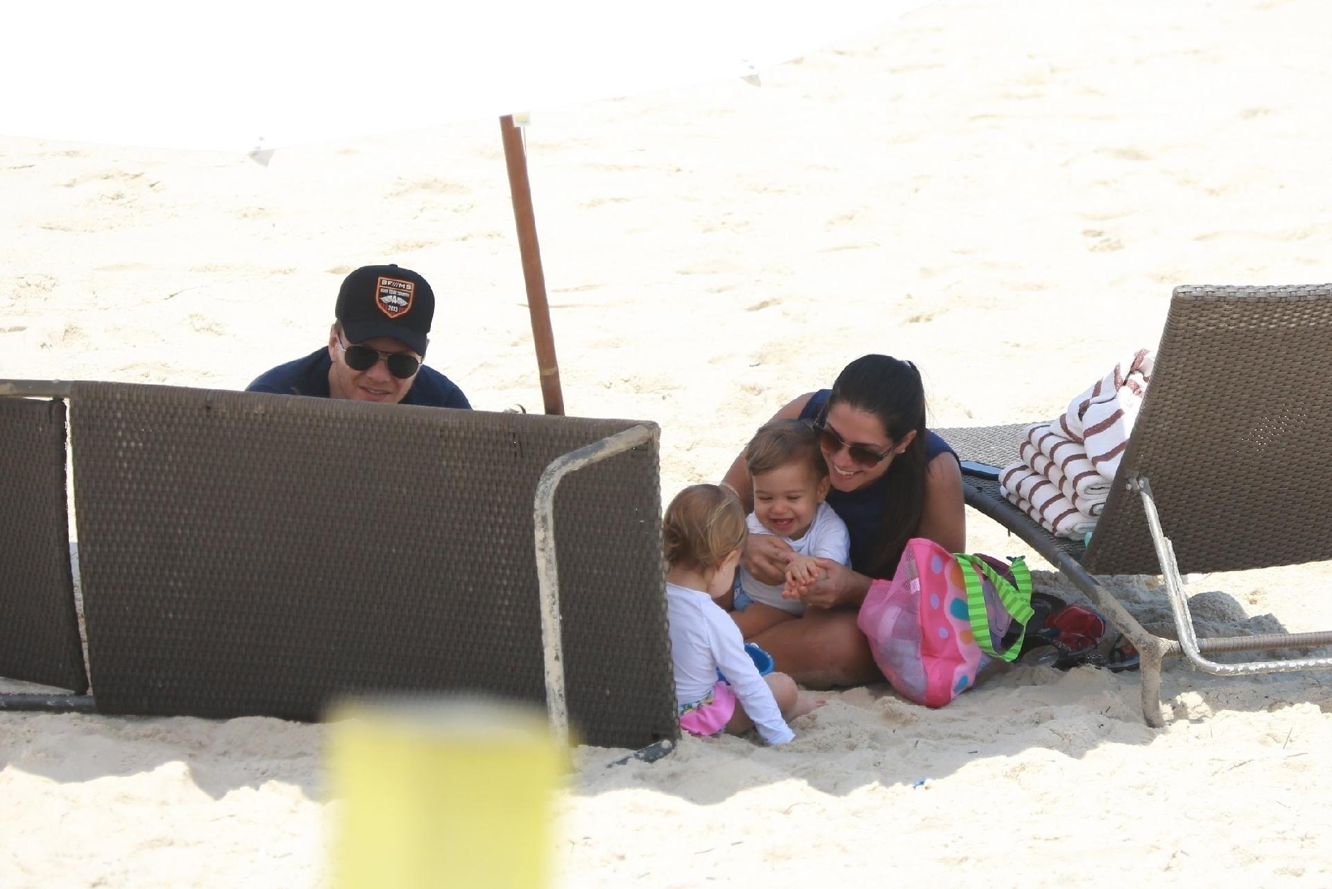 No colo de Thais, Teodoro gargalha com as brincadeiras de Melinda - AgNews