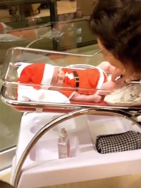 Zoe, filha de Sabrina Sato e Duda Nagle, usa roupinha de Mamãe Noel em seu primeiro natal - Reprodução/Instagram