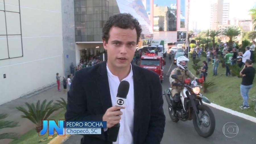 O repórter Pedro Rocha, da Globo, cobre velório do jornalista Rafael Henzel para o "JN" usando um blazer do pai, Fernando Rocha - Reprodução/TV Globo