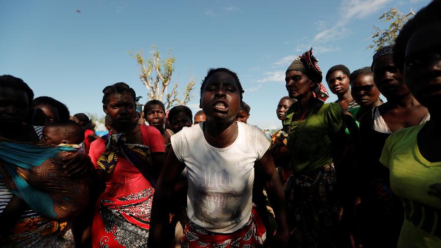 Uma mulher se revolta com a falta de comida em campo de desabrigados pelo ciclone Idai, em Moçambique - Reuters 