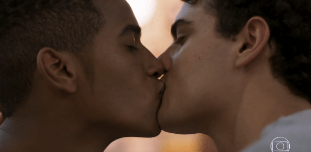 Em Malhação | Criticada, Globo exibe beijo gay em cena com suspense e homofobia
