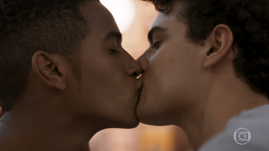 Serginho e Guga se beijam em Malhação: Toda Forma de Amar - Reprodução/TV Globo