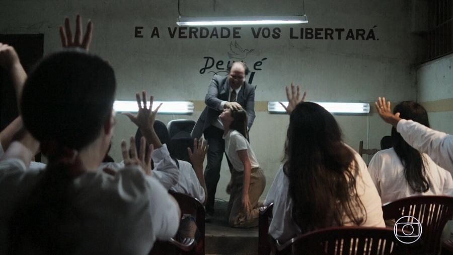 Pastor Emanuel (Claudio Mendes) pratica "sessão de descarrego" em Josiane (Agatha Moreira) em A Dona do Pedaço - Reprodução/TV Globo