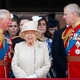 O príncipe Charles encara o príncipe Andrew com a rainha Elizabeth no centro - Max Mumby/Indigo/Getty Images