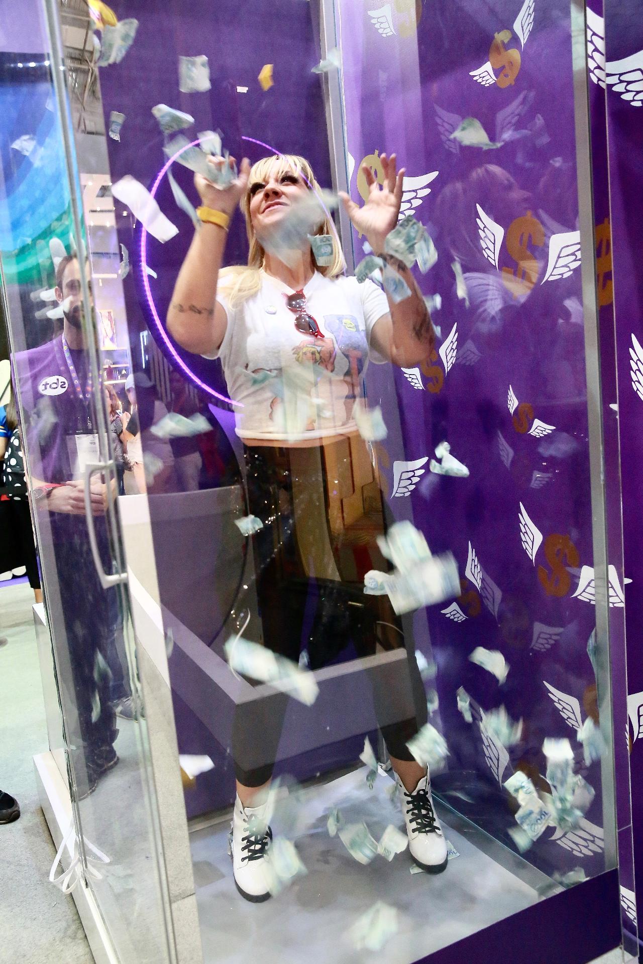 Vivi Fernandez brinca em atrações do estande do SBT na CCXP 2019 - Iwi Onodera/UOL