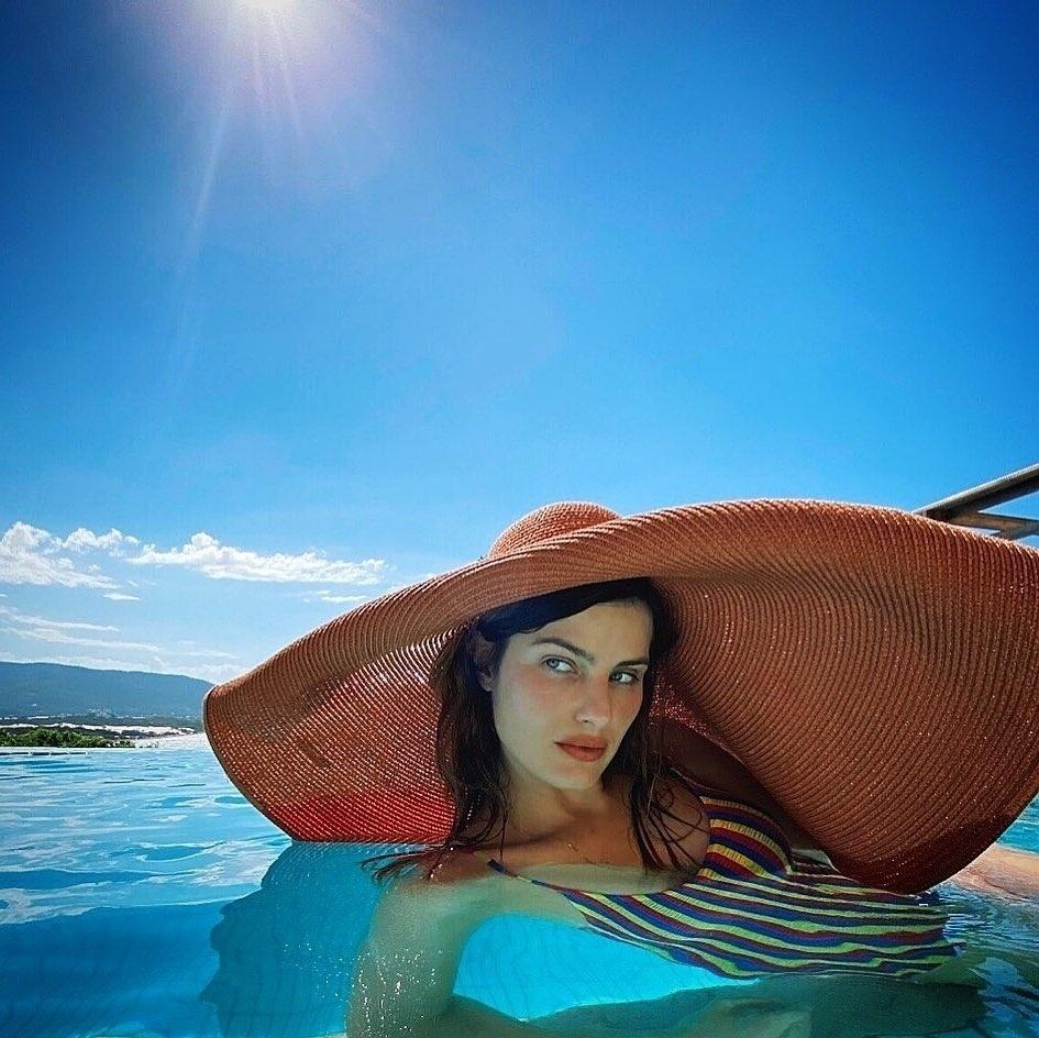 Isabeli Fontana curtem uma piscininha protegidíssima do sol - Reprodução/Instagram